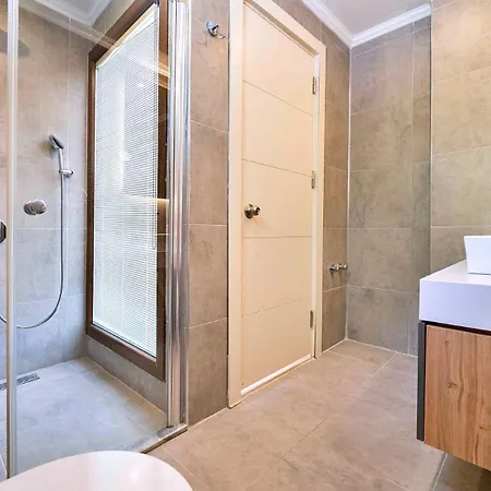 5 Bedroom Luxury - Walking Distance To The Town Villa