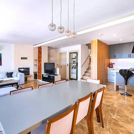 5 Bedroom Luxury - Walking Distance To The Town Villa *