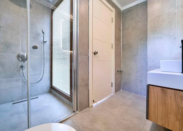 Villa 5 Bedroom Luxury - Walking Distance To The Town