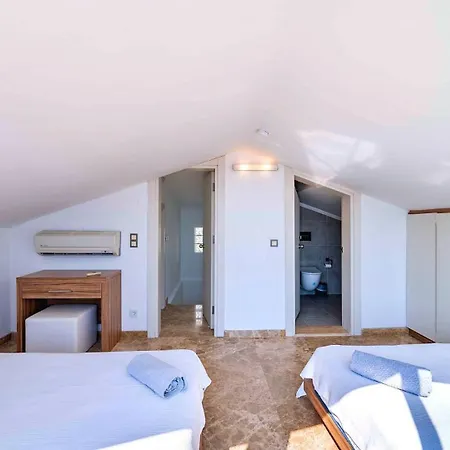 5 Bedroom Close To The Town 9629