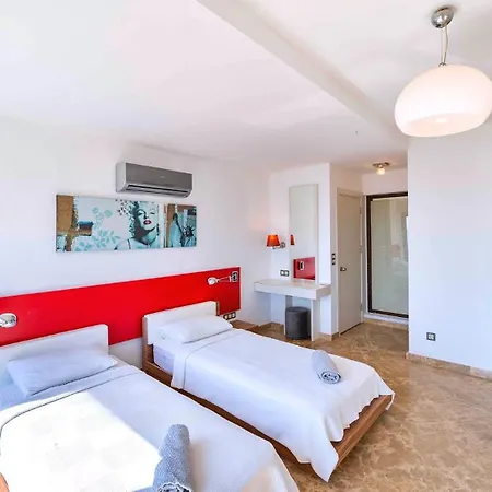 5 Bedroom Luxury - Walking Distance To The Town Villa *
