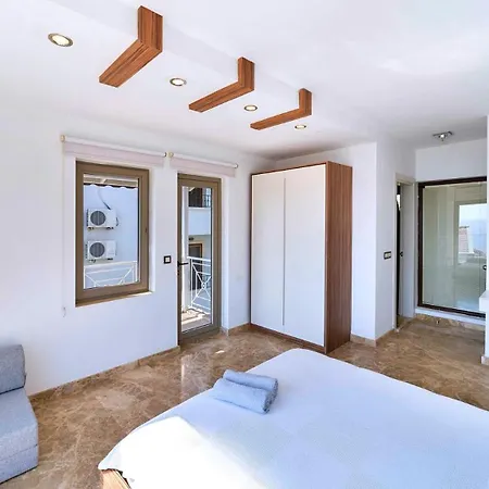 5 Bedroom Close To The Town 9629