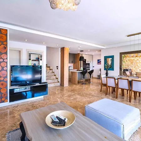 5 Bedroom Close To The Town 9629