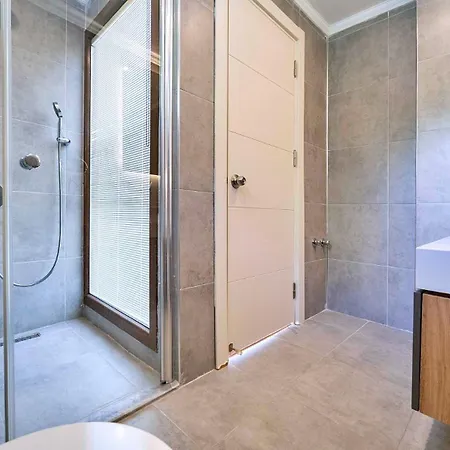 Villa 5 Bedroom Close To The Town 9629
