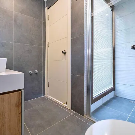 5 Bedroom Close To The Town 9629 Villa