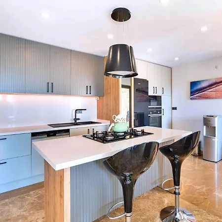 5 Bedroom Close To The Town 9629