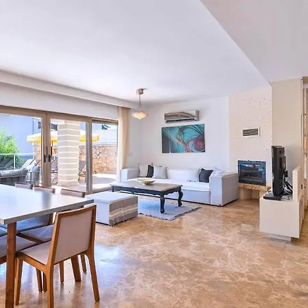 Villa 5 Bedroom Close To The Town 9629