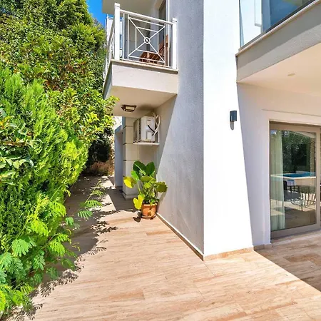 Villa 5 Bedroom Close To The Town 9629